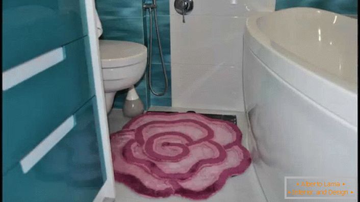 Alfombra en forma de rosa rosa suave para un baño pequeño. 