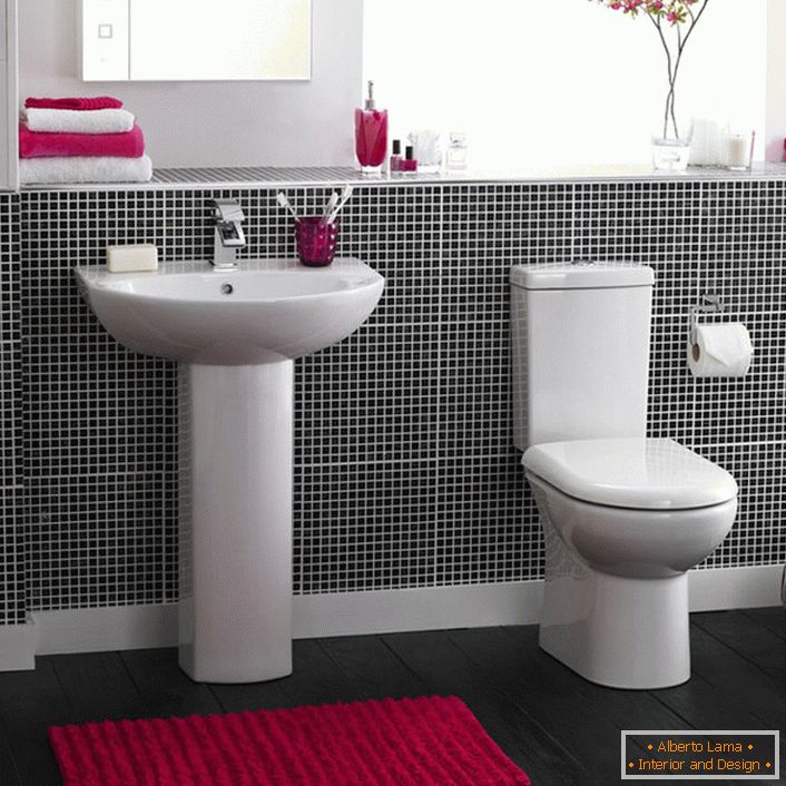 La estera de baño hecha de napes naturales se ve atractiva y adecuada para crear diversos conceptos estilísticos.