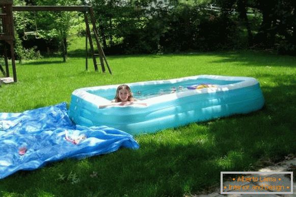 Una pequeña piscina para niños: una foto de una piscina inflable
