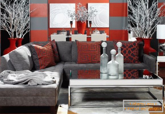 Sala de estar en tonos gris-rojo