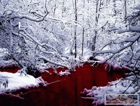 Lago rojo sangre en Canadá