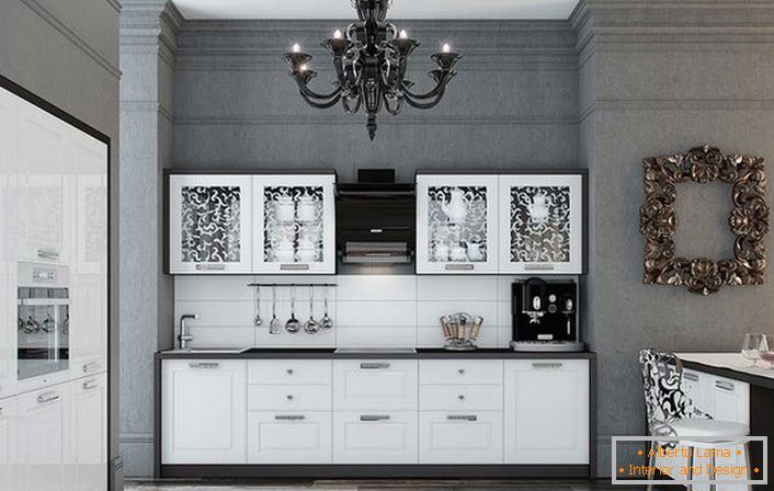 La cocina está hecha en una combinación ventajosa de colores blancos y negros contrastantes. Las superficies brillantes encajan con gracia en el interior en el estilo neoclásico.