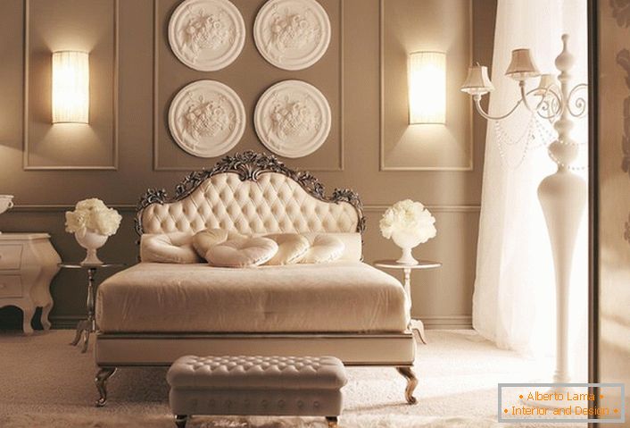 Un ejemplo de iluminación perfectamente combinada para una habitación de estilo neoclásico.