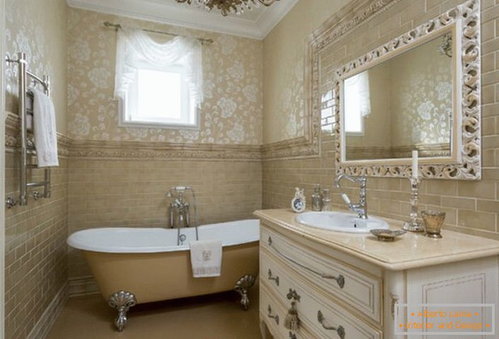 Un baño de estilo neoclásico en la casa de campo de una familia española.