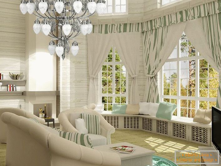 Luminosa sala de estar en estilo neoclásico. Acogedor y al mismo tiempo espacio funcional. De particular interés son los alféizares amplios decorados con almohadas.