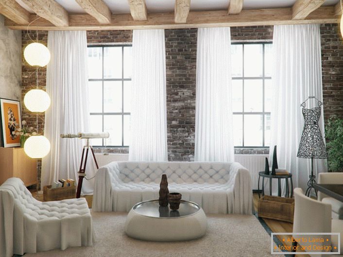 Solo en el estilo loft puedes combinar lo incongruente. Increíble contraste de un entorno áspero de paredes y techos, y colores y formas suaves de muebles y cortinas.