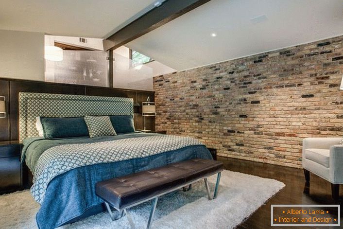 El dormitorio estilo loft moderno no está sobrecargado con un acabado áspero. 