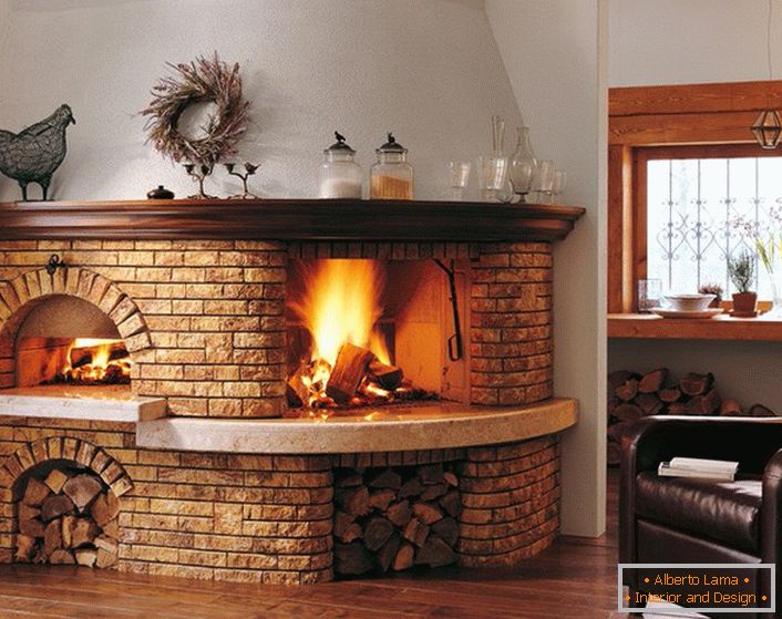 La chimenea de horno hecha de ladrillos está equipada con compartimentos de almacenamiento para leña. Una solución de diseño interesante para el pasillo de una casa o una sala.