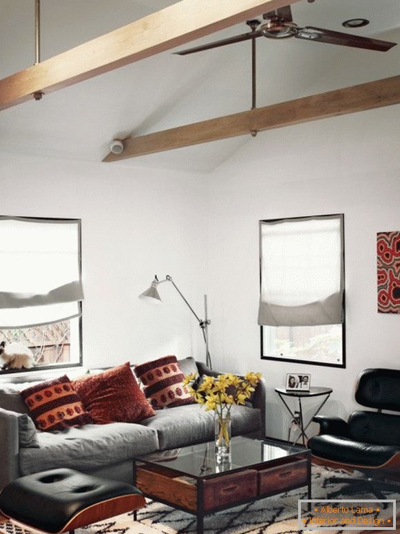 Acogedora pequeña sala de estar con muebles de diseño