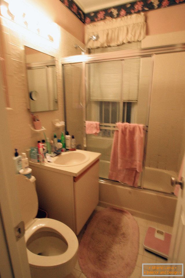 Interior de un baño pequeño antes de la reparación