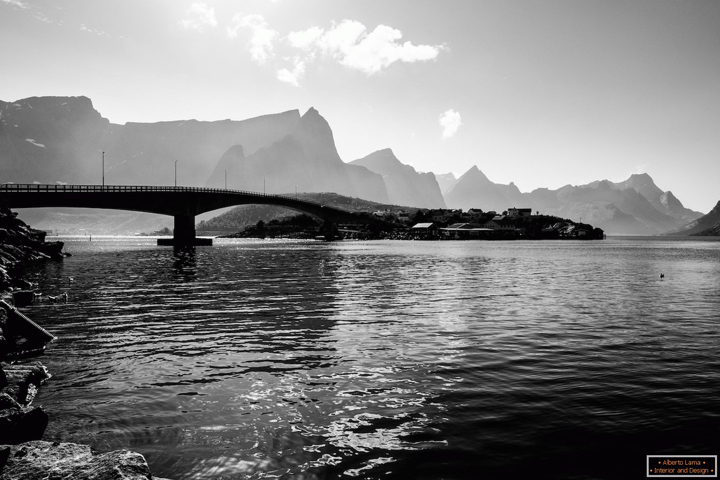 Foto en blanco y negro del puente