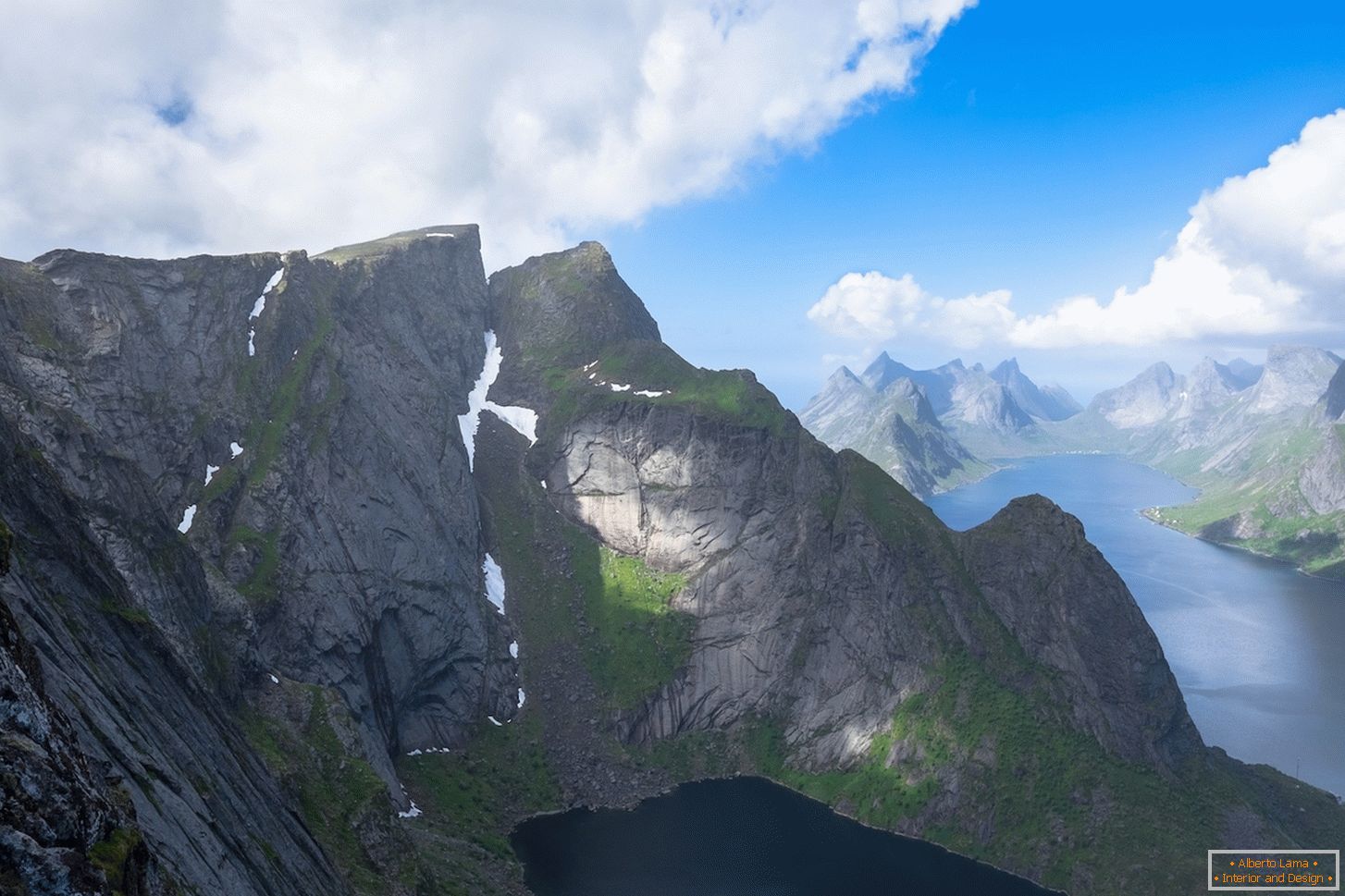 Una vista inolvidable desde la vista de pájaro de las montañas de Noruega