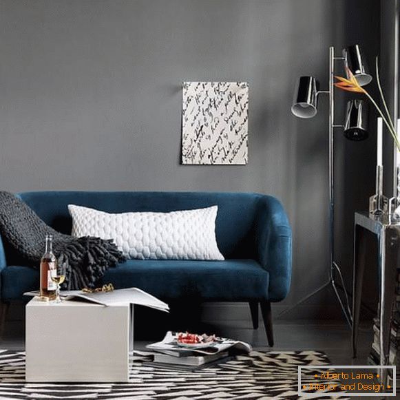 El diseño de la sala de estar en un estilo moderno y colores oscuros