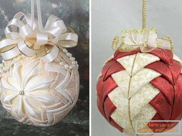 Bolas de Navidad con sus propias manos hechas de tela brillante y cintas de raso
