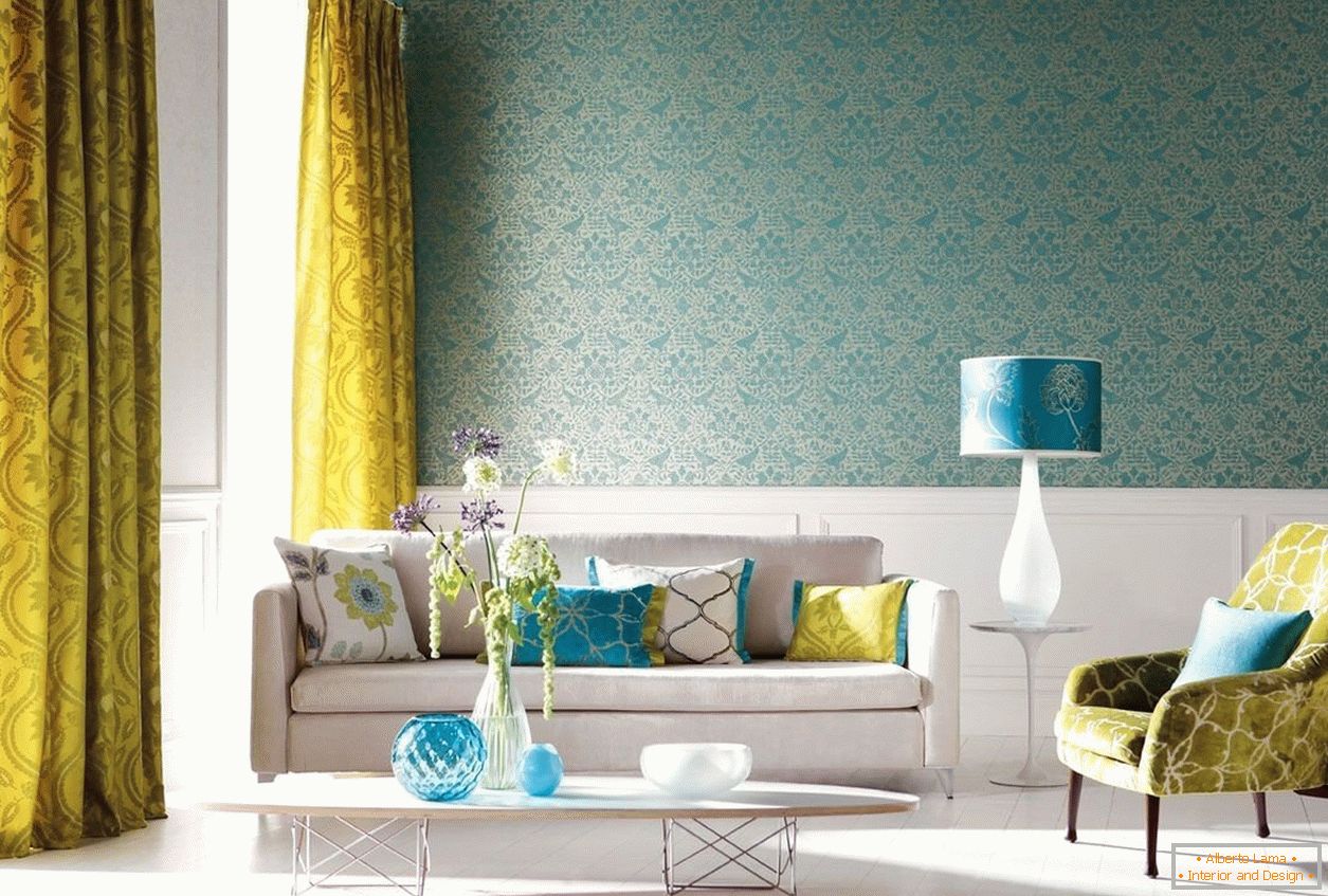 La combinación de tonos turquesa de papel tapiz y cortinas amarillas