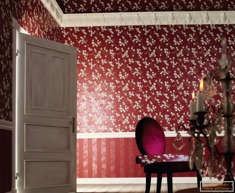 Interior con papel pintado de Borgoña en flor blanca
