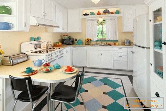 El diseño elegante de los pisos en la cocina - linóleo