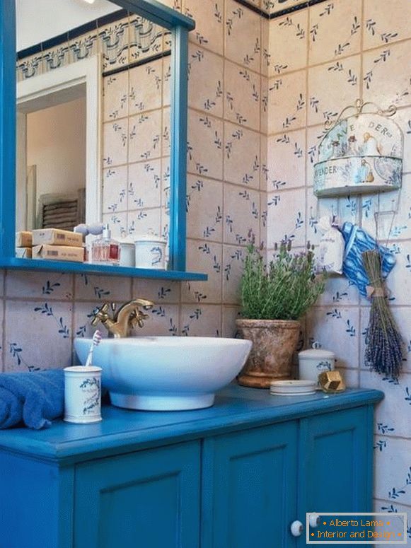 Azulejo de baño azul en estilo provenzal