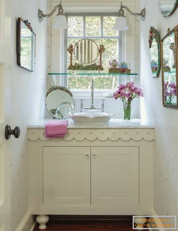 Espejos y otros accesorios para el baño al estilo de Provenza