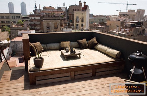 Patio en el balcón de un pequeño estudio en Barcelona