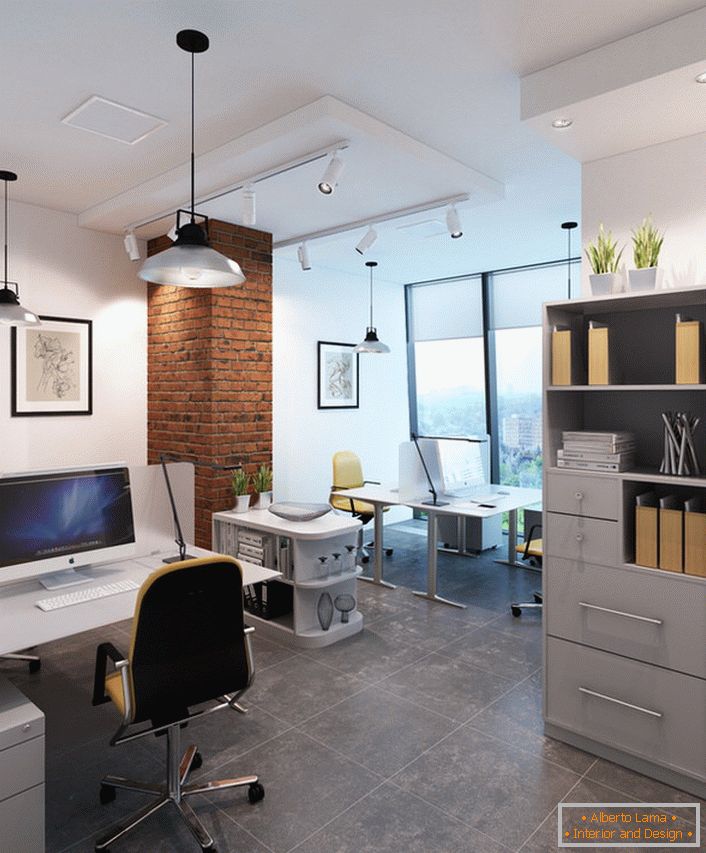 Oficina brillante en estilo loft con iluminación correctamente seleccionada.