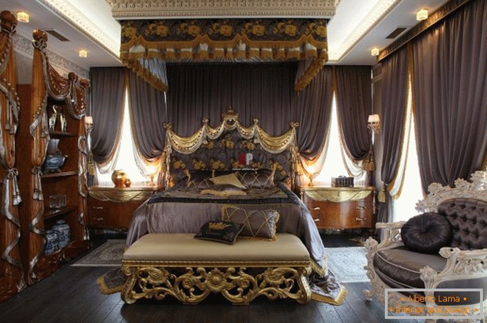Habitación de lujo en estilo barroco. En el centro de la composición hay una cama enorme con una cabecera decorada.