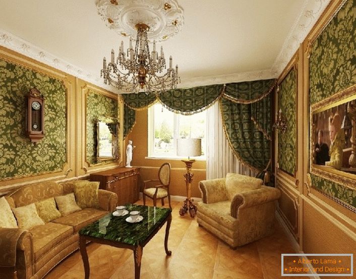 Habitación de huéspedes en colores beige y verde en el estilo barroco.