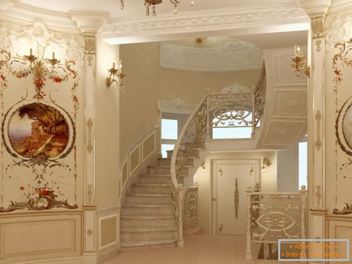 Pinturas vintage en contraste en un procesamiento interesante y escalera exquisita en la casa de una próspera familia francesa.