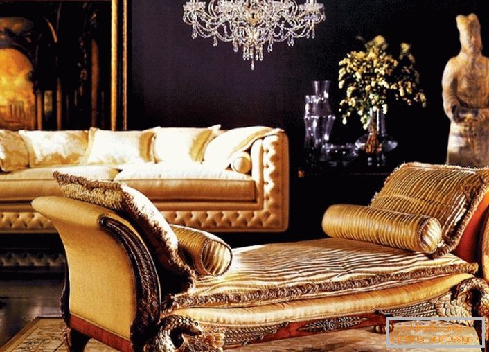 Una sala de estar barroca con una decoración correctamente seleccionada. La pared detrás del sofá está decorada con una imagen grande en un marco dorado. La atención también se dibuja a la estatua antigua.