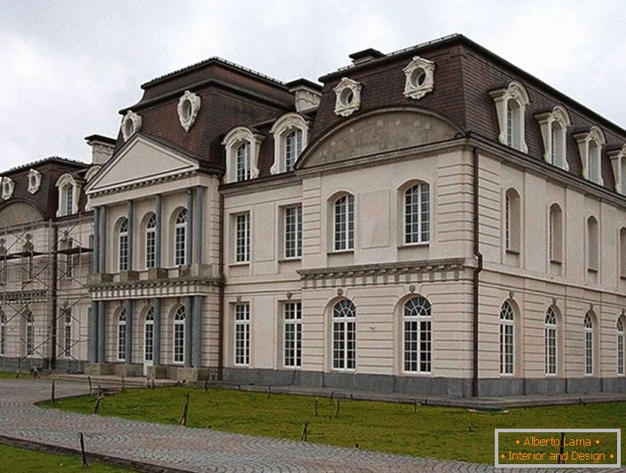 La fachada de la casa recuerda la época medieval. Lo más destacado del edificio barroco fueron las ventanas arqueadas.