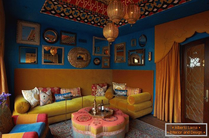El carácter de la sala de estar de una rica familia india es una combinación de colores indios, lujo y muchos artilugios decorativos.