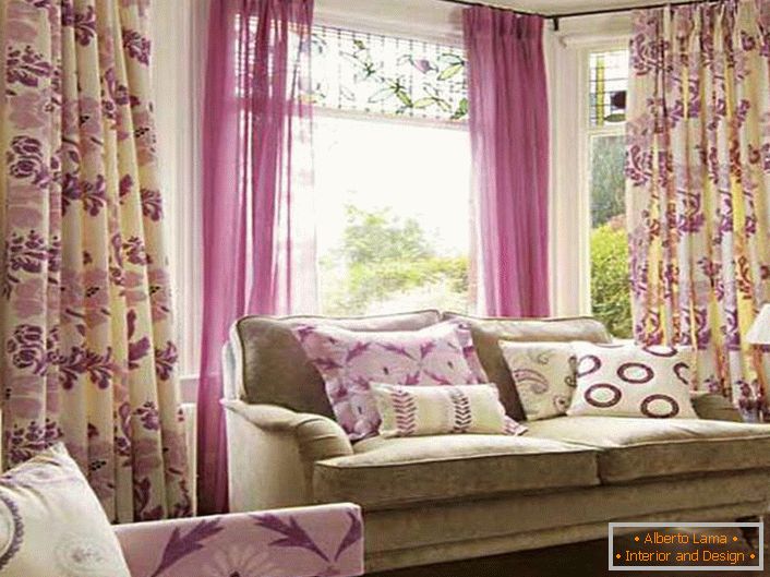 Impresiones delicadas y coloridas en las cortinas: una buena opción para decorar la sala de estar en un estilo rústico.