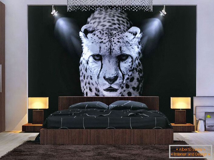 Una buena solución de diseño para el dormitorio. Un panel iluminado con un leopardo en el medio de la composición general.