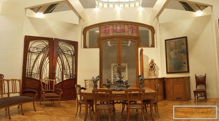 Salón pomposo en el estilo Art Nouveau.