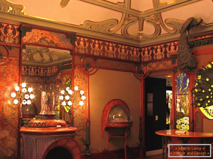 Salón en el estilo Art Nouveau con luz apagada.