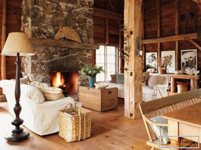 Casa de caza con una sala de estar de estilo rural.