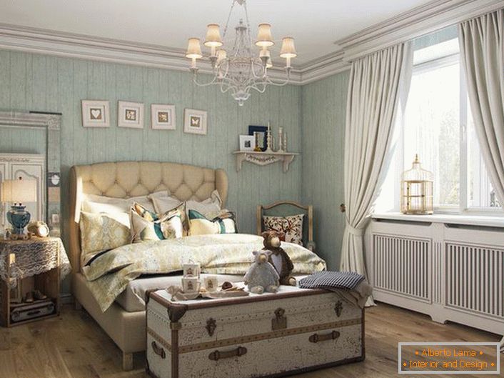 Un acogedor dormitorio en un estilo rústico en la provincia de Francia Chateau.