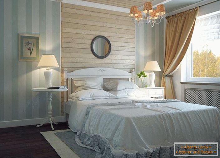Se supone que la casa con este maravilloso dormitorio se encuentra en una de las provincias rurales de Francia. 
