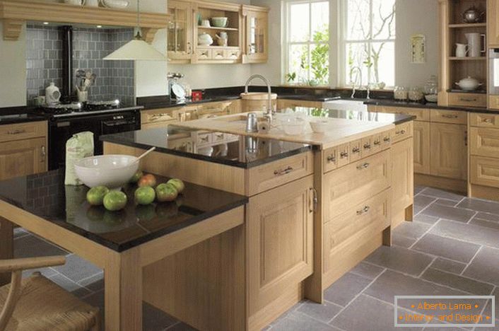 Cocina con estilo en estilo rústico. Las modernas casas de campo son acogedoras y funcionales cocinas con amplios muebles de madera.