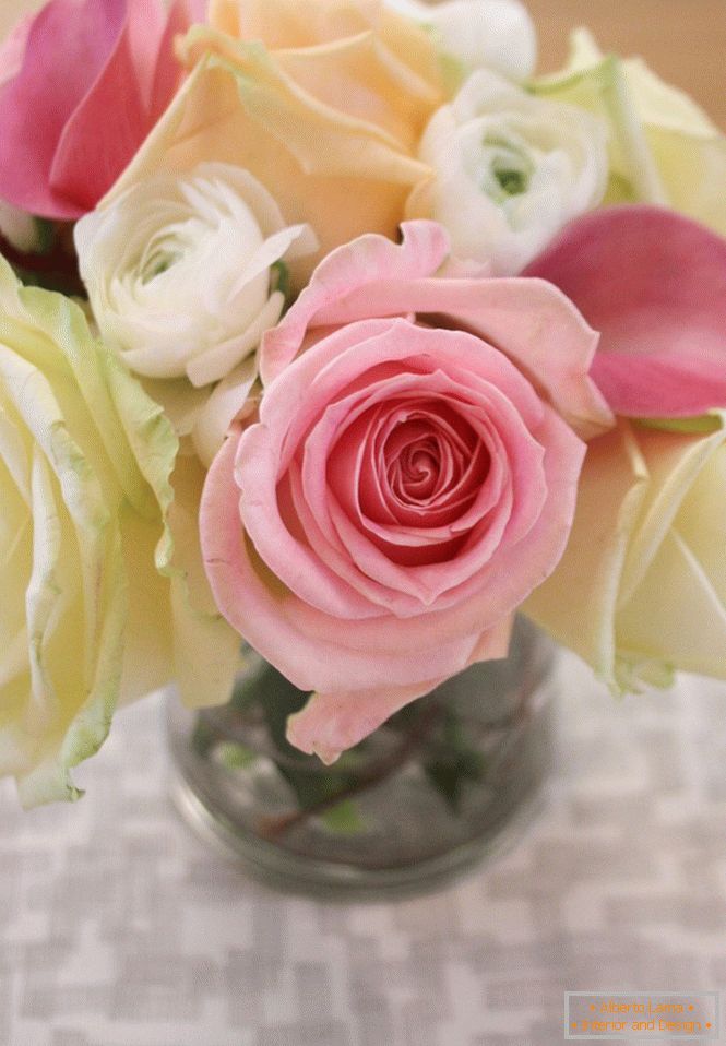 Aquí hay un hermoso ramo de rosas en su mesa