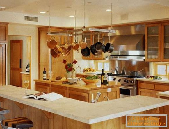 Cocina interior comedor en una casa privada - diseño con molduras de madera