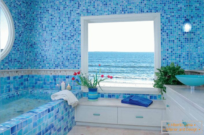 El pequeño baño está decorado en un estilo mediterráneo.