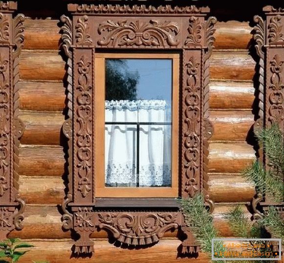 пластиковые ventanas en una casa de madera