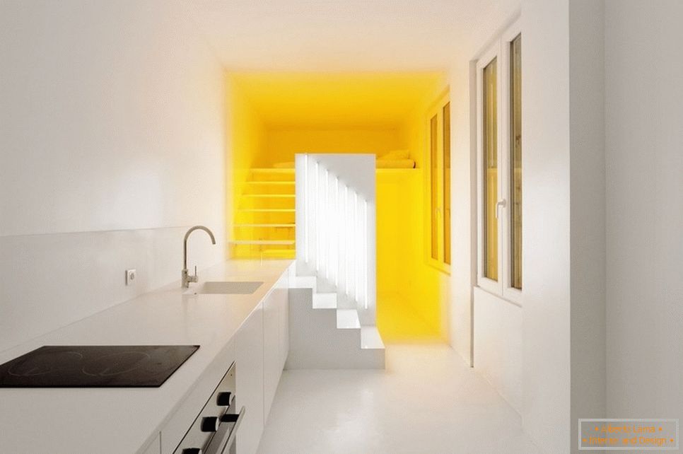 Iluminación amarilla en un apartamento blanco