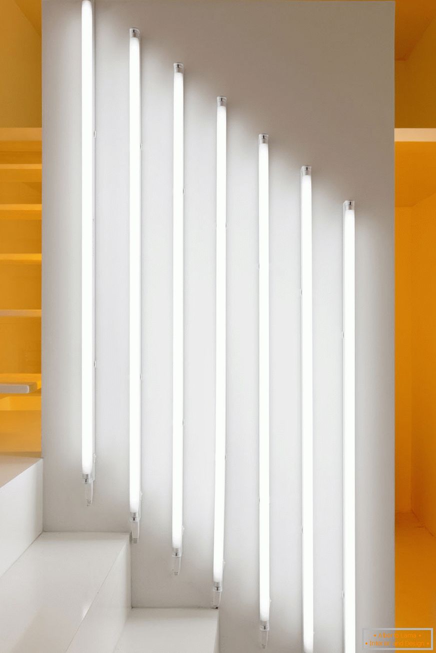 Lámparas verticales blancas en la pared