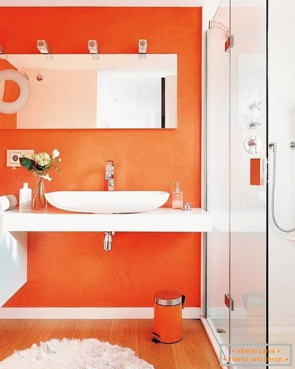 Espejo en el baño naranja