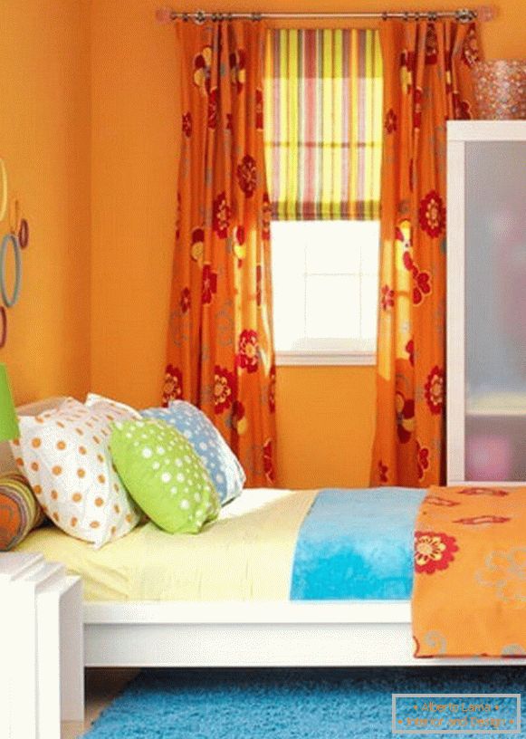 Color naranja en el interior de la habitación de los niños