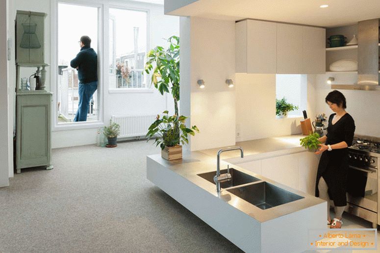 El diseño de una pequeña cocina en color blanco