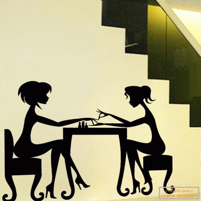 Una hermosa pegatina de diseñador es seria. Mujeres francesas en una mesa de café.