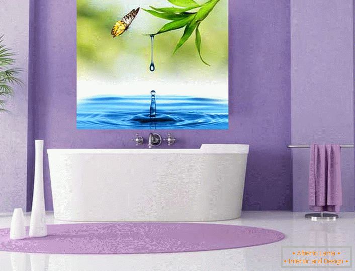Fondo de pantalla de vinilo brillante en el baño en estilo de alta tecnología. Un rayo de luz en el reino lila.
